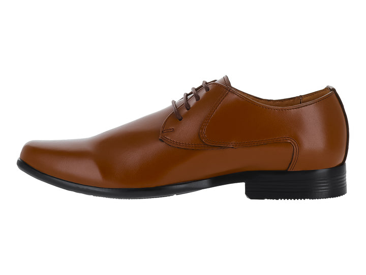 Zapato formal Oxford color café con agujetas y suela negra para hombre.
