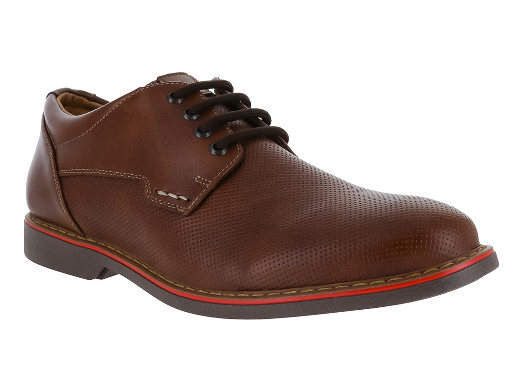 Zapato casual color cognac con agujetas y un detalle rojo en la suela.