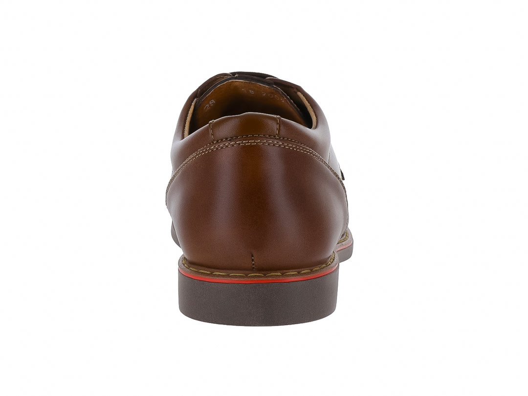 Zapato casual color cognac con agujetas y un detalle rojo en la suela.