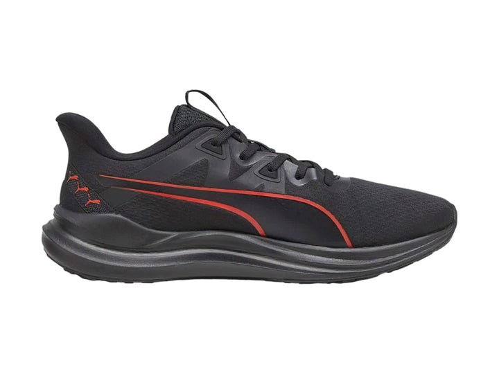 Tenis deportivos PUMA color negro con detalles en rojo y suela negra.