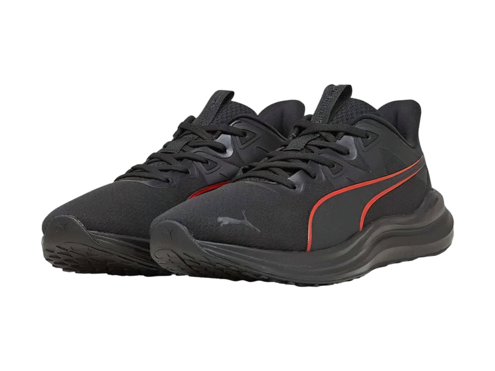 Tenis deportivos PUMA color negro con detalles en rojo y suela negra.