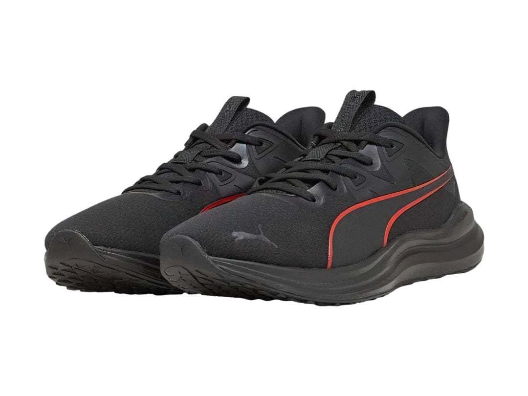 Tenis deportivos PUMA color negro con detalles en rojo y suela negra.