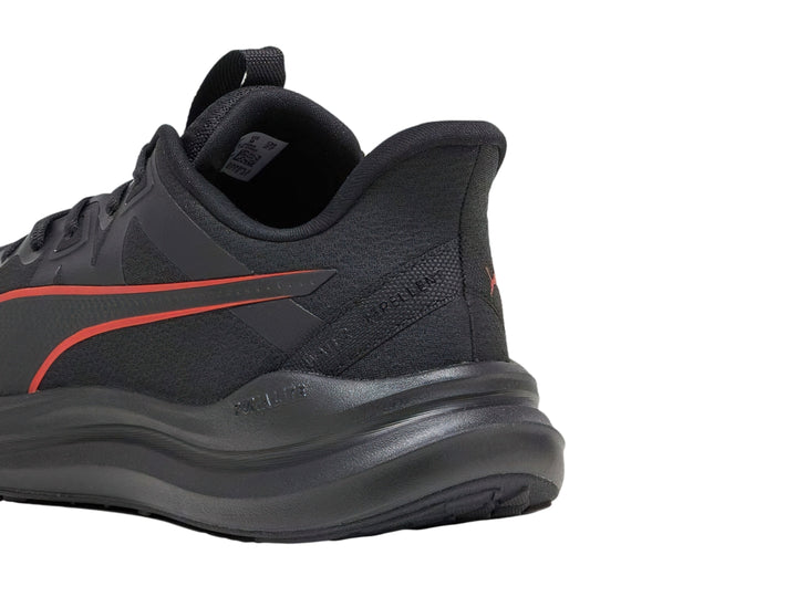 Tenis deportivos PUMA color negro con detalles en rojo y suela negra.