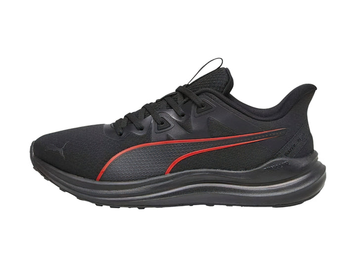 Tenis deportivos PUMA color negro con detalles en rojo y suela negra.