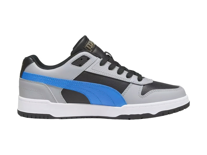 Tenis PUMA RBD Game Low en colores gris, negro y azul con suela blanca.