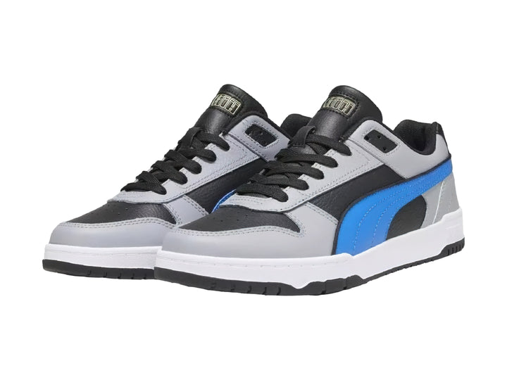 Tenis PUMA RBD Game Low en colores gris, negro y azul con suela blanca.