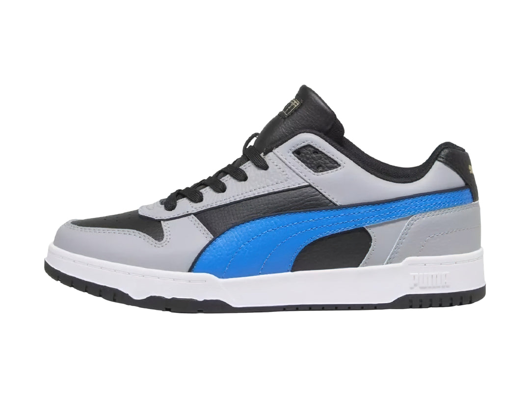 Tenis PUMA RBD Game Low en colores gris, negro y azul con suela blanca.