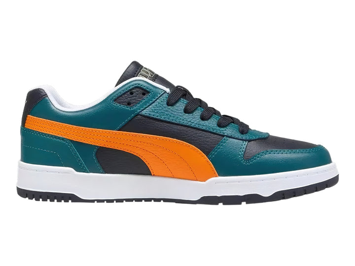 Tenis PUMA RBD Game Low en colores negro, verde malaquita y naranja con suela blanca.