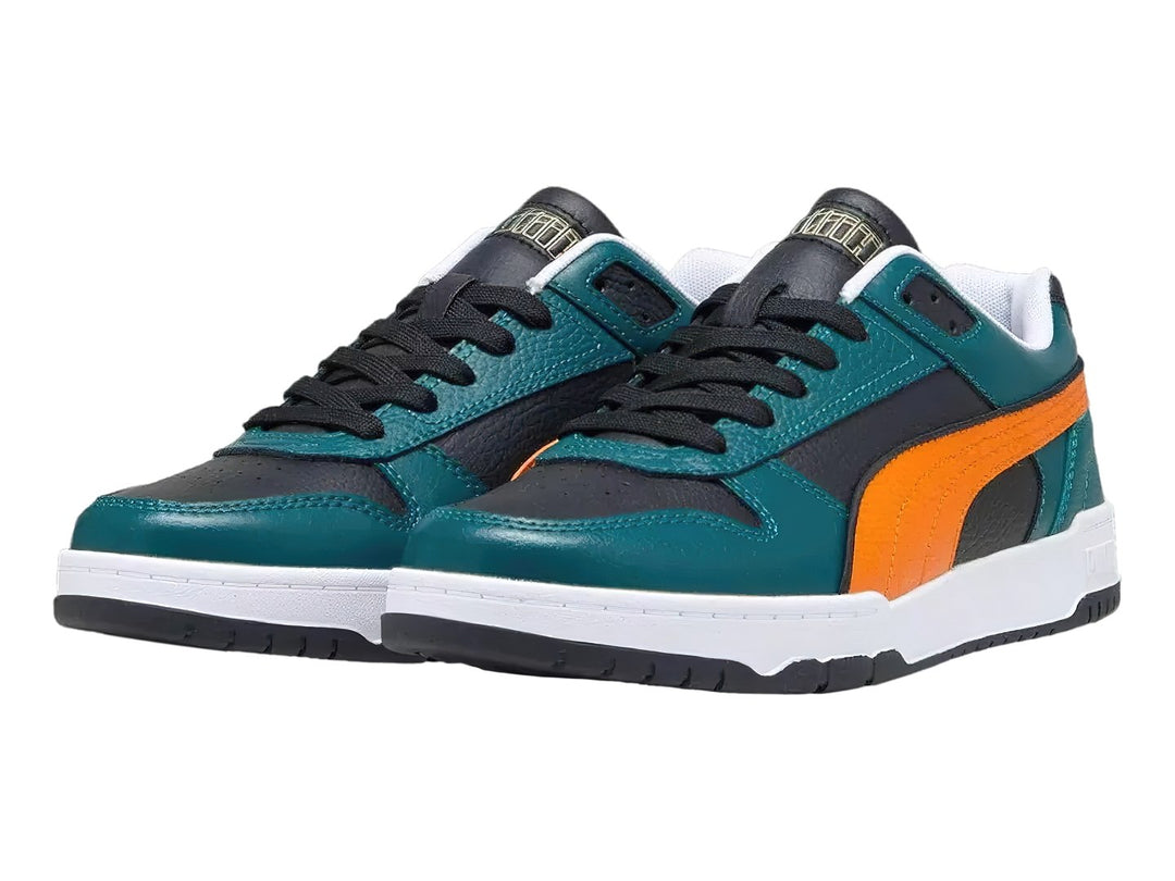 Tenis PUMA RBD Game Low en colores negro, verde malaquita y naranja con suela blanca.