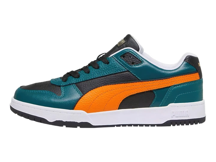 Tenis PUMA RBD Game Low en colores negro, verde malaquita y naranja con suela blanca.