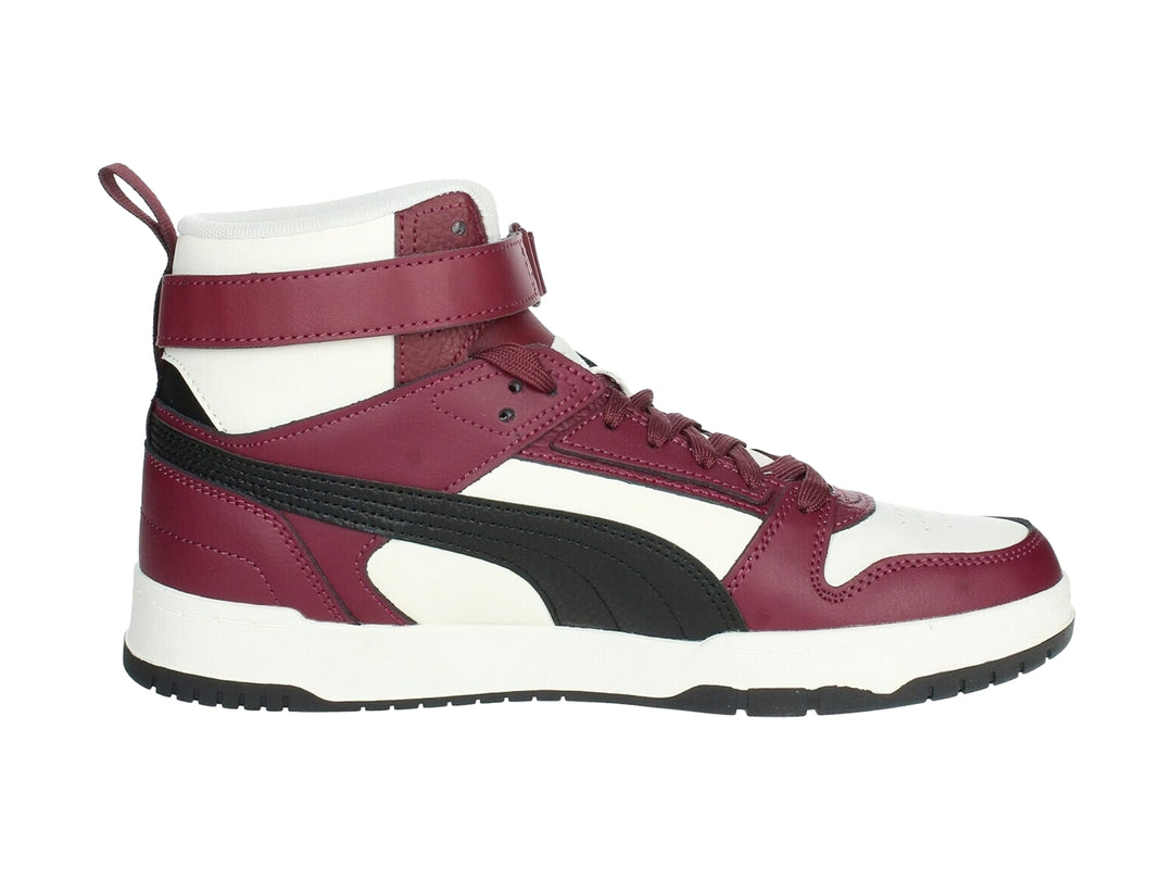 Tenis PUMA de bota alta en colores guinda, blanco y negro con correa ajustable en el tobillo.