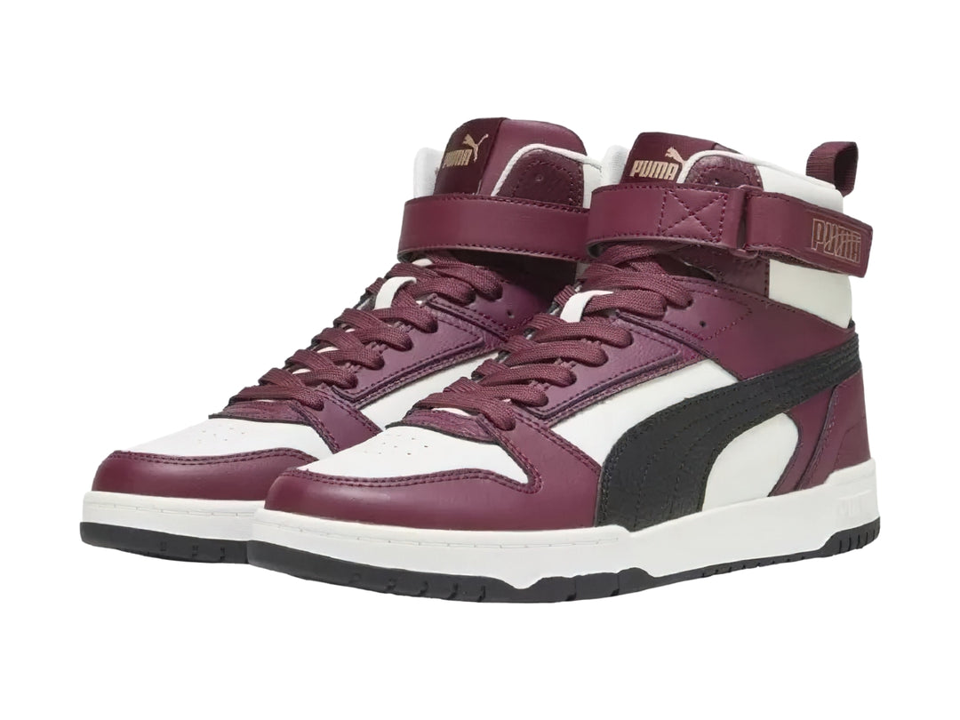 Tenis PUMA de bota alta en colores guinda, blanco y negro con correa ajustable en el tobillo.