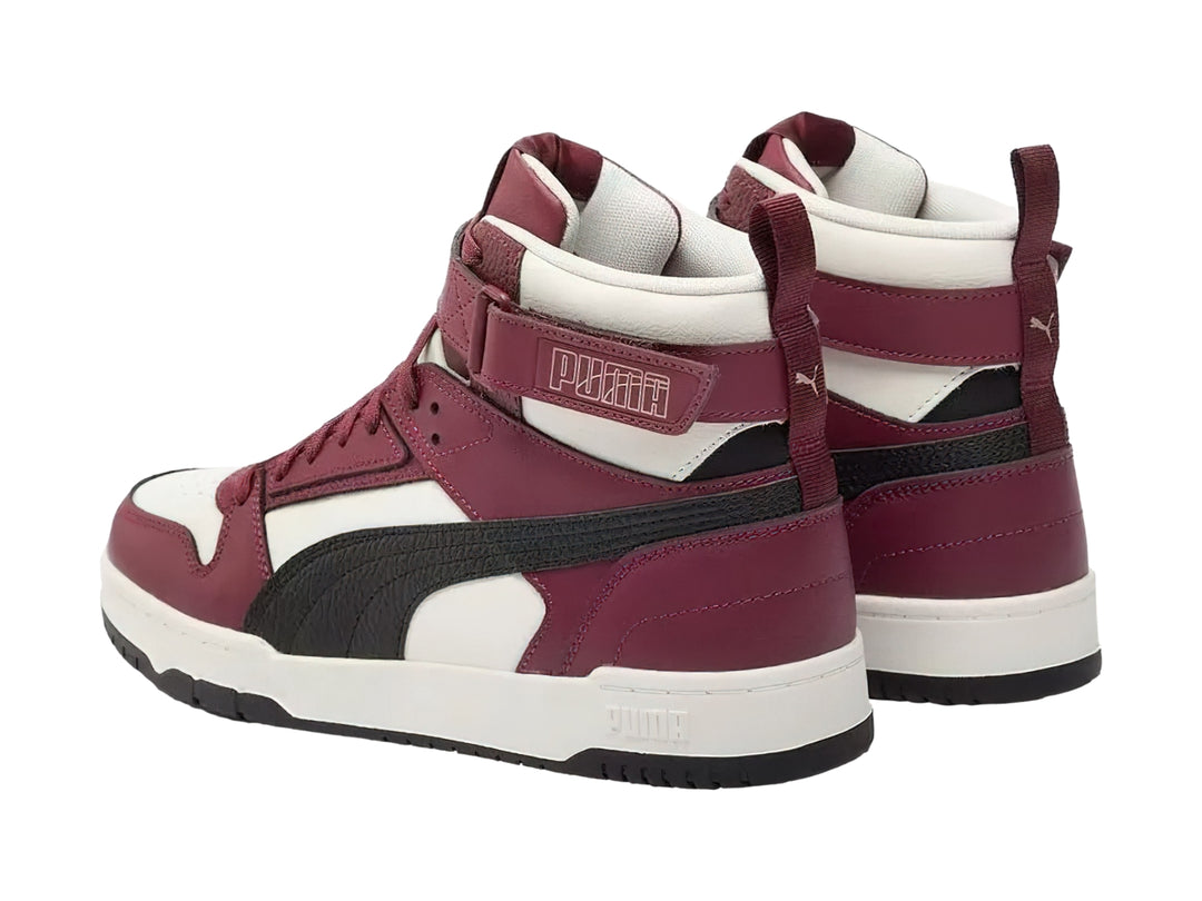 Tenis PUMA de bota alta en colores guinda, blanco y negro con correa ajustable en el tobillo.