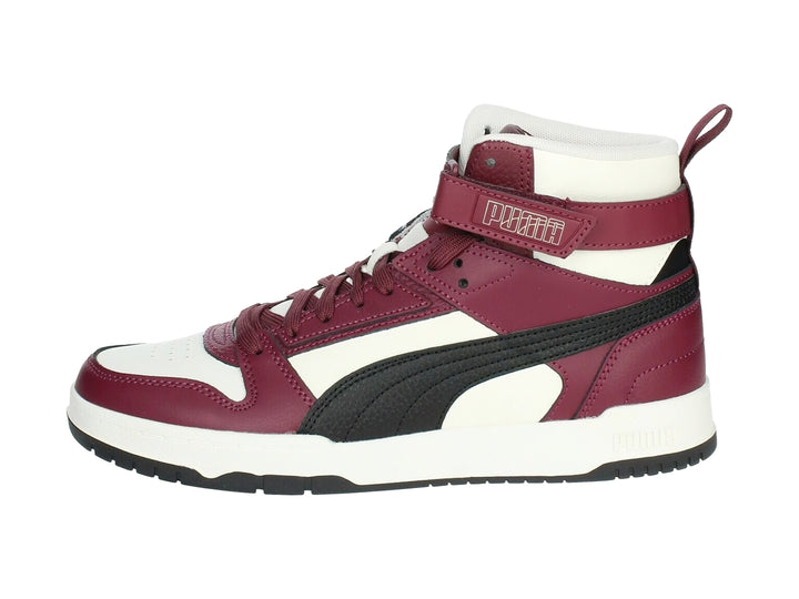 Tenis PUMA de bota alta en colores guinda, blanco y negro con correa ajustable en el tobillo.
