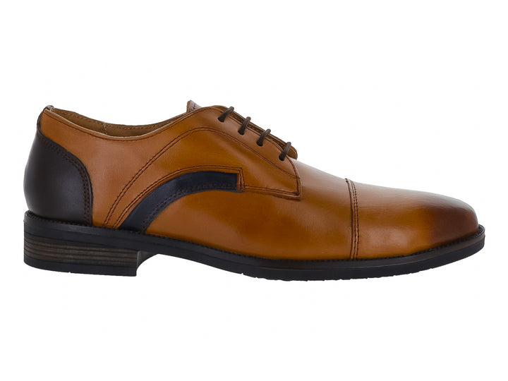Zapato formal color miel con detalles en negro y cordones.