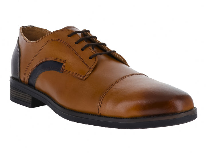 Zapato formal color miel con detalles en negro y cordones.