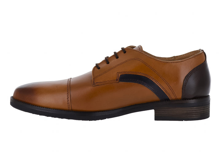 Zapato formal color miel con detalles en negro y cordones.