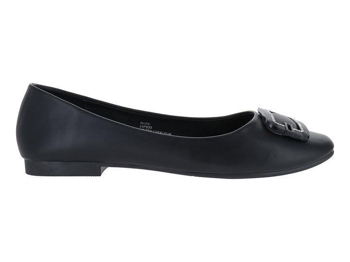Zapato plano color negro con detalle de hebilla decorativa en la parte superior.