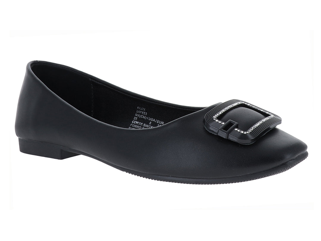 Zapato plano color negro con detalle de hebilla decorativa en la parte superior.