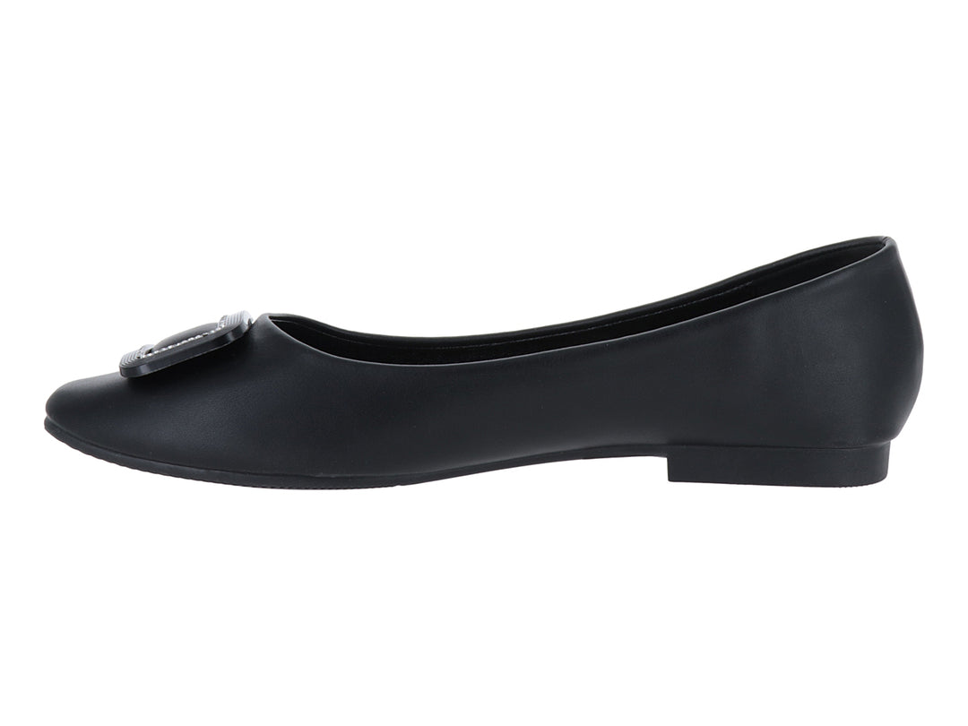 Zapato plano color negro con detalle de hebilla decorativa en la parte superior.