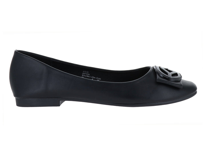 Zapato plano color negro para mujer con detalle decorativo en la parte superior.