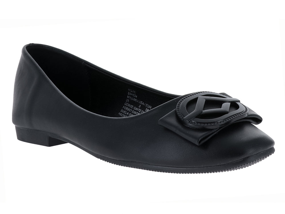Zapato plano color negro para mujer con detalle decorativo en la parte superior.