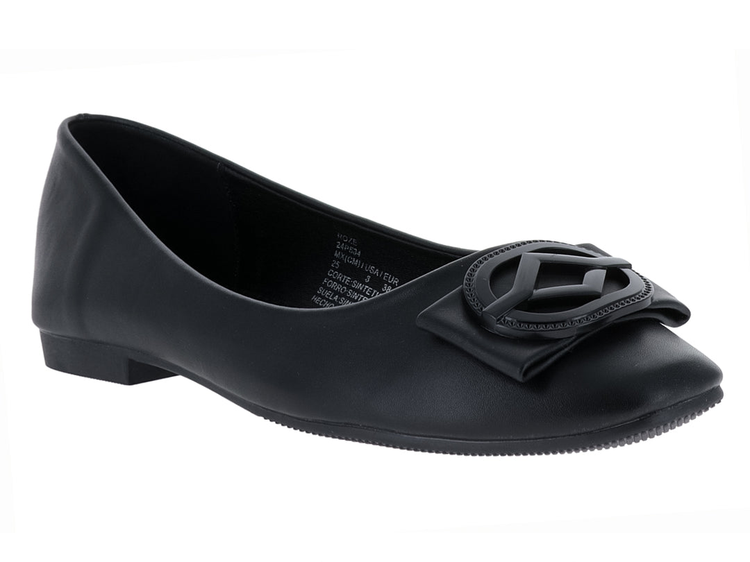 Zapato plano color negro para mujer con detalle decorativo en la parte superior.