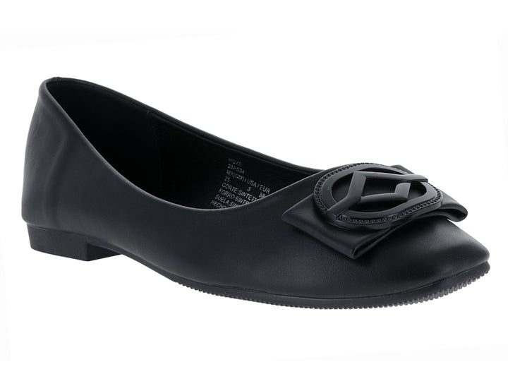Zapato plano color negro para mujer con detalle decorativo en la parte superior.