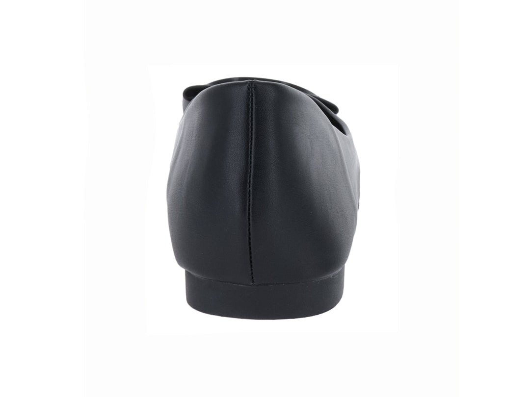 Zapato plano color negro para mujer con detalle decorativo en la parte superior.