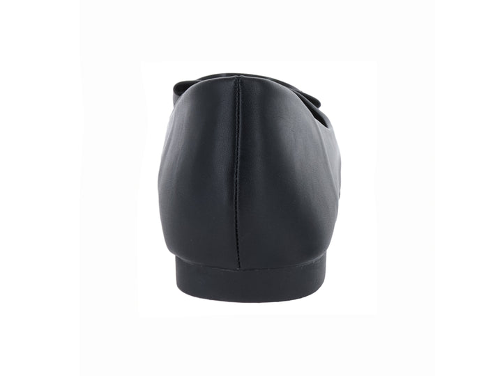 Zapato plano color negro para mujer con detalle decorativo en la parte superior.