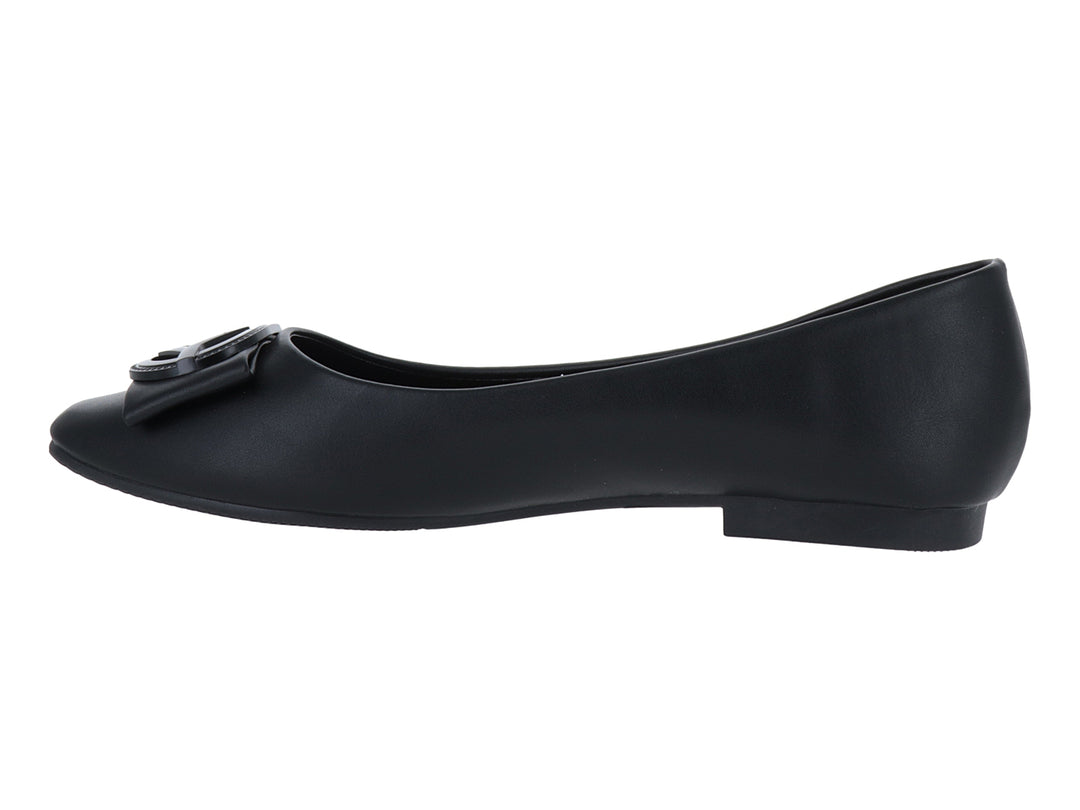 Zapato plano color negro para mujer con detalle decorativo en la parte superior.
