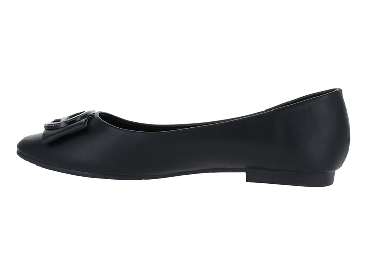 Zapato plano color negro para mujer con detalle decorativo en la parte superior.