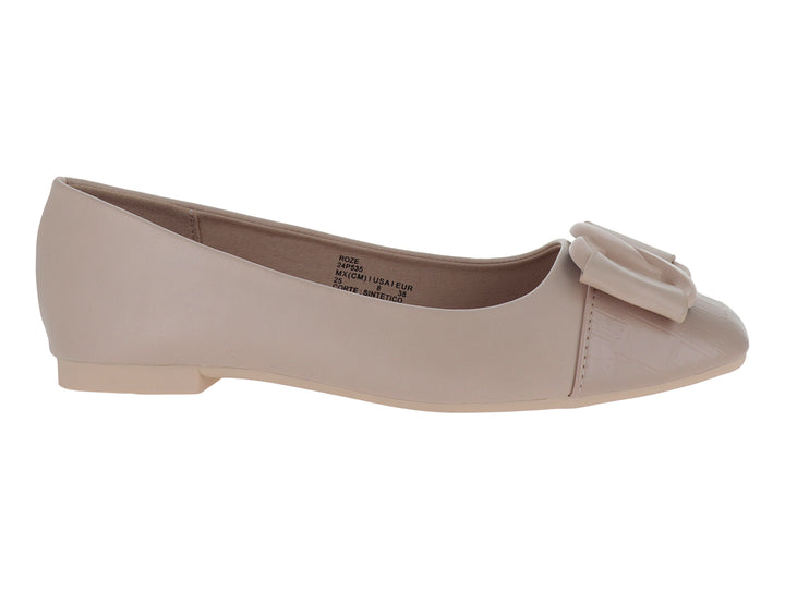 Zapato plano color rosa claro con un moño decorativo en la parte frontal.