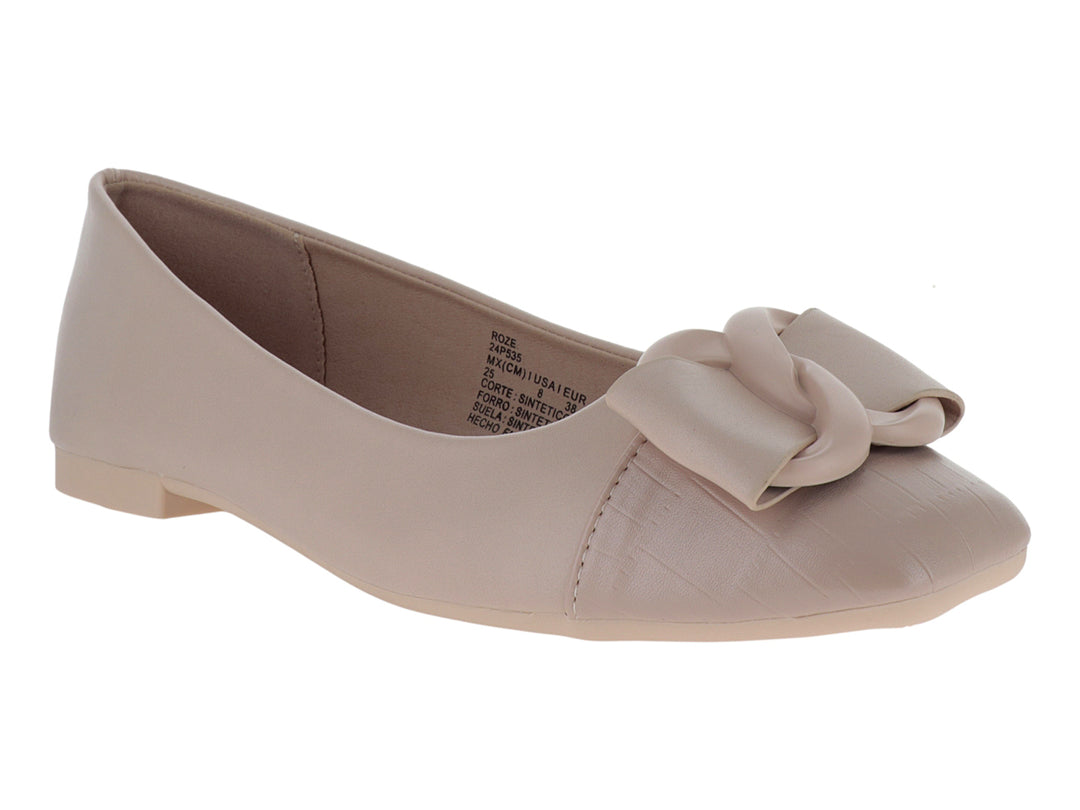 Zapato plano color rosa claro con un moño decorativo en la parte frontal.
