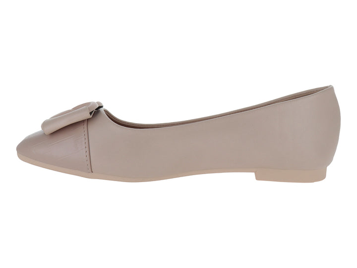 Zapato plano color rosa claro con un moño decorativo en la parte frontal.