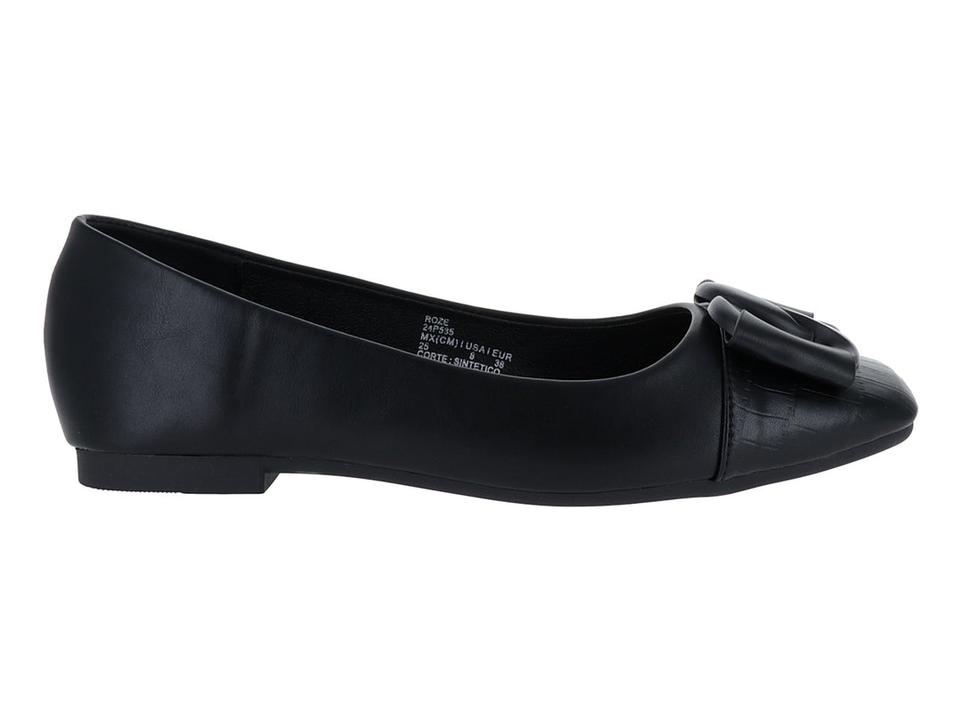 Zapato plano color negro para mujer con detalle de moño en la parte superior.
