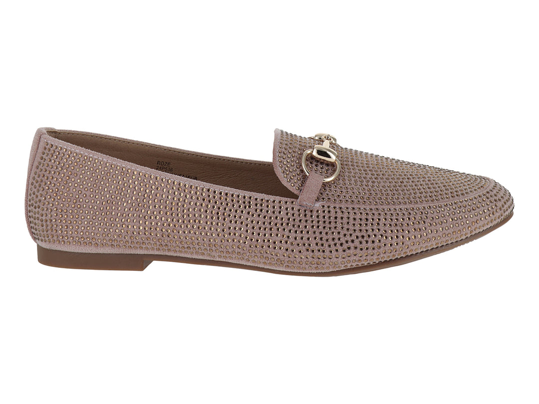 Zapato tipo mocasín color rosa con textura perforada y detalle de herraje dorado en la parte superior.