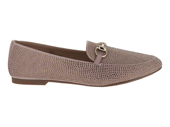 Zapato tipo mocasín color rosa con textura perforada y detalle de herraje dorado en la parte superior.