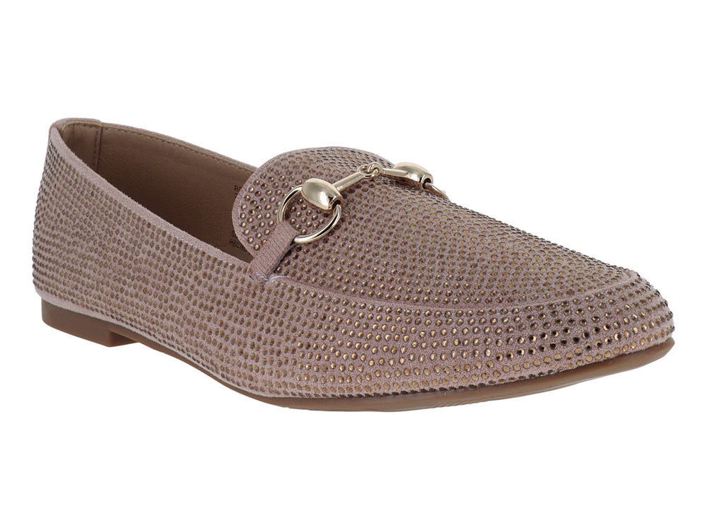 Zapato tipo mocasín color rosa con textura perforada y detalle de herraje dorado en la parte superior.