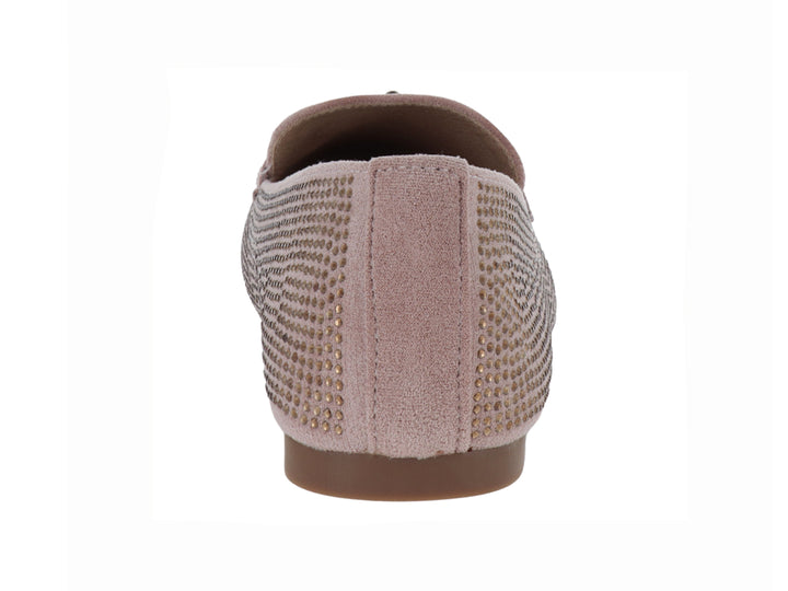 Zapato tipo mocasín color rosa con textura perforada y detalle de herraje dorado en la parte superior.