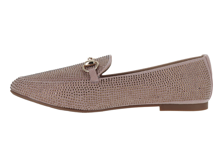 Zapato tipo mocasín color rosa con textura perforada y detalle de herraje dorado en la parte superior.