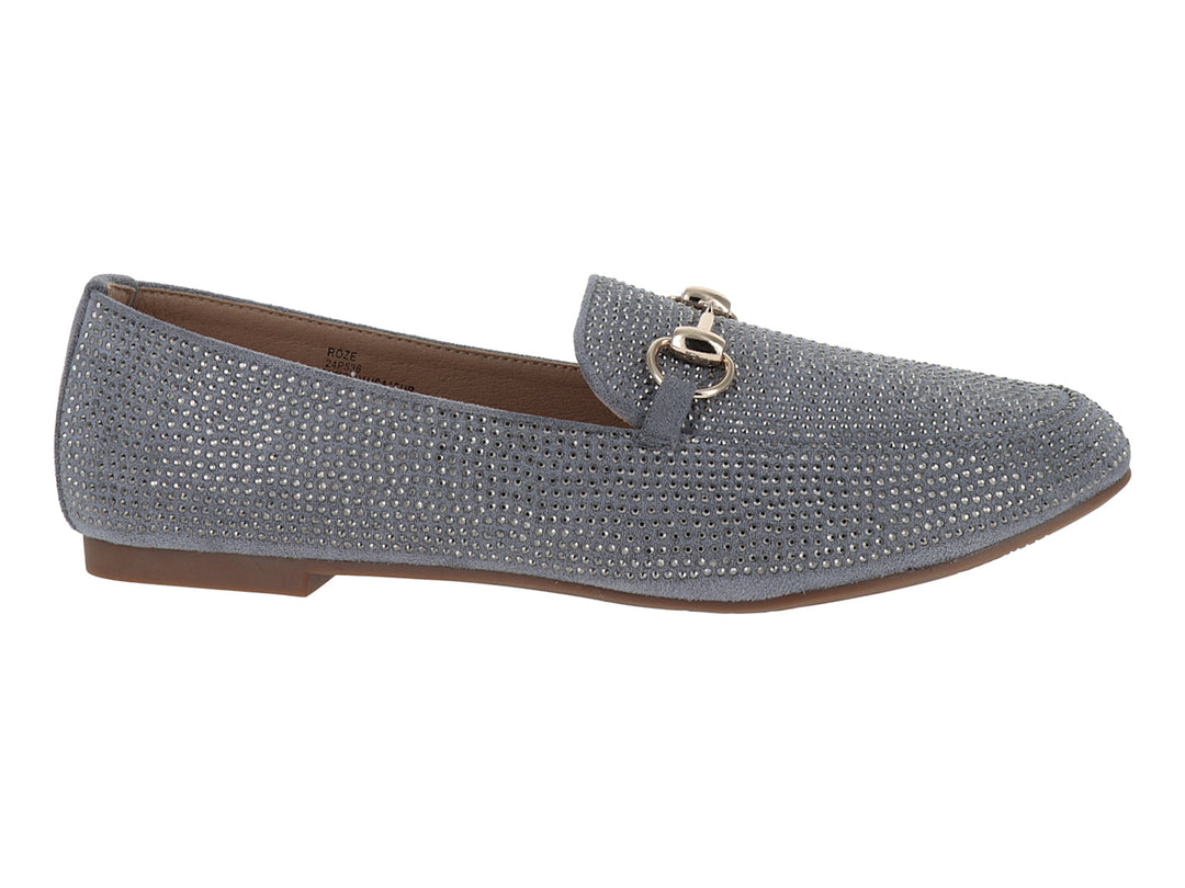 Zapato mocasín color gris con acabado brillante y detalle de herraje dorado.