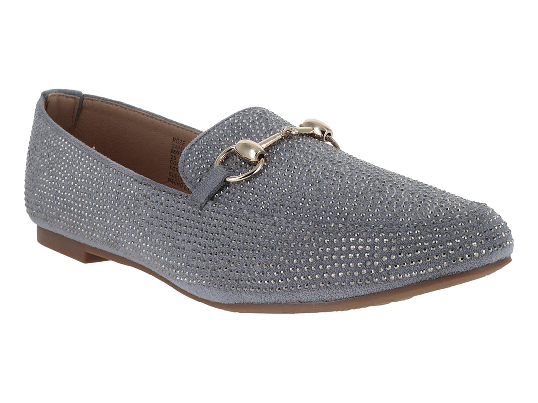 Zapato mocasín color gris con acabado brillante y detalle de herraje dorado.