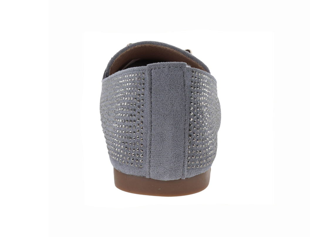 Zapato mocasín color gris con acabado brillante y detalle de herraje dorado.