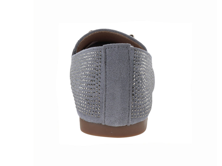 Zapato mocasín color gris con acabado brillante y detalle de herraje dorado.