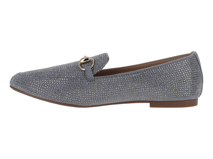 Zapato mocasín color gris con acabado brillante y detalle de herraje dorado.