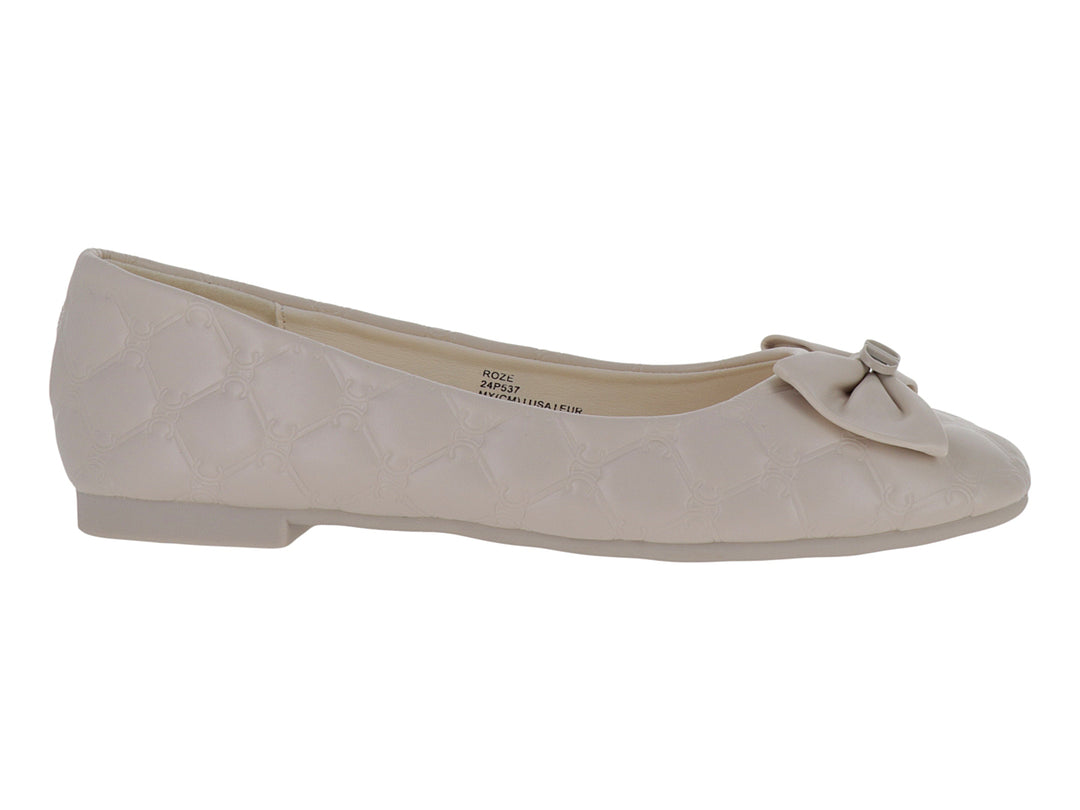 Zapato plano color off white para mujer con detalle de moño frontal y textura acolchada.
