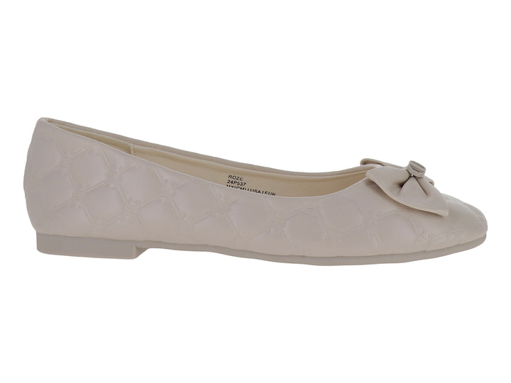 Zapato plano color off white para mujer con detalle de moño frontal y textura acolchada.