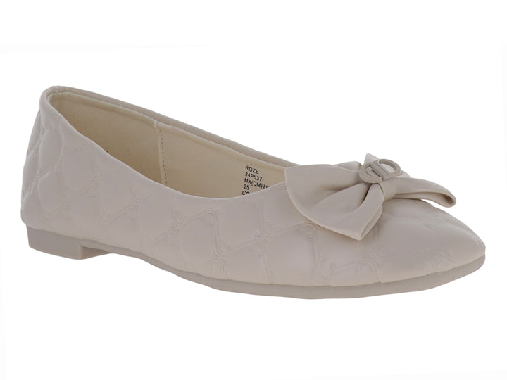 Zapato plano color off white para mujer con detalle de moño frontal y textura acolchada.