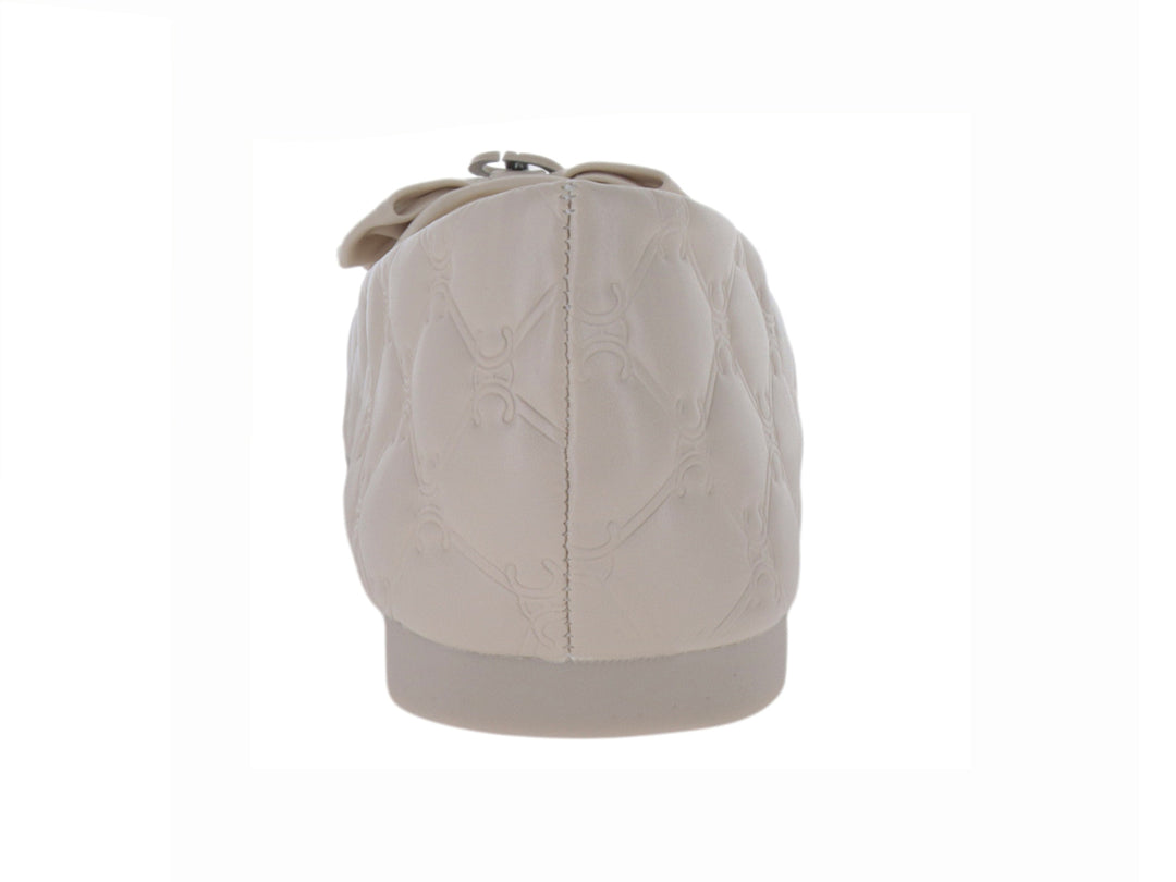 Zapato plano color off white para mujer con detalle de moño frontal y textura acolchada.